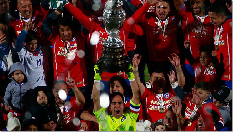 Claudio-Bravo-levanta-Copa-America-foto-tvn