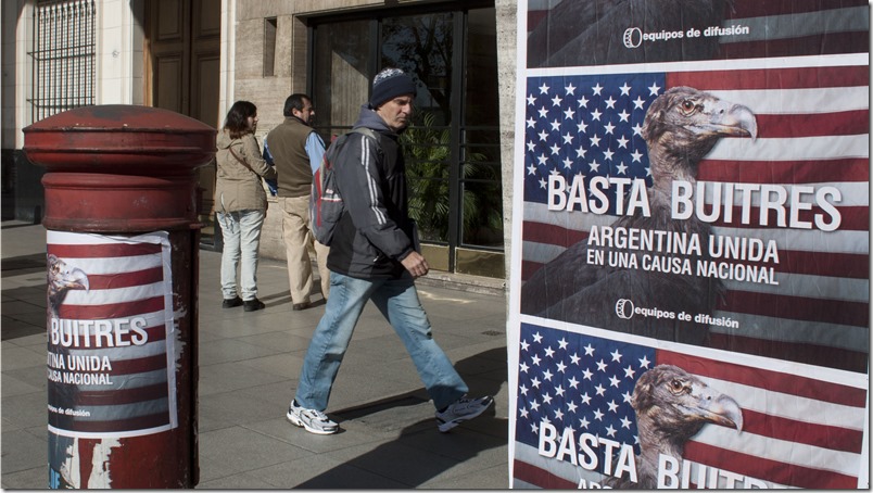 zzzznacp2 NOTICIAS ARGENTINAS BAIRES JUNIO 18 Afiches contra los " Fondod Buitres" aparecieron hoy en la ciudad en el marco del fallo de la corte suprema de EEUU rechazando la apelacion del estado argentino. FOTO NA DANIEL VIDES zzzz