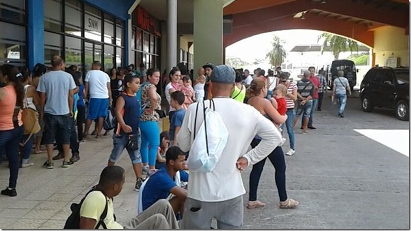 Migrantes cubanos varados en Panamá